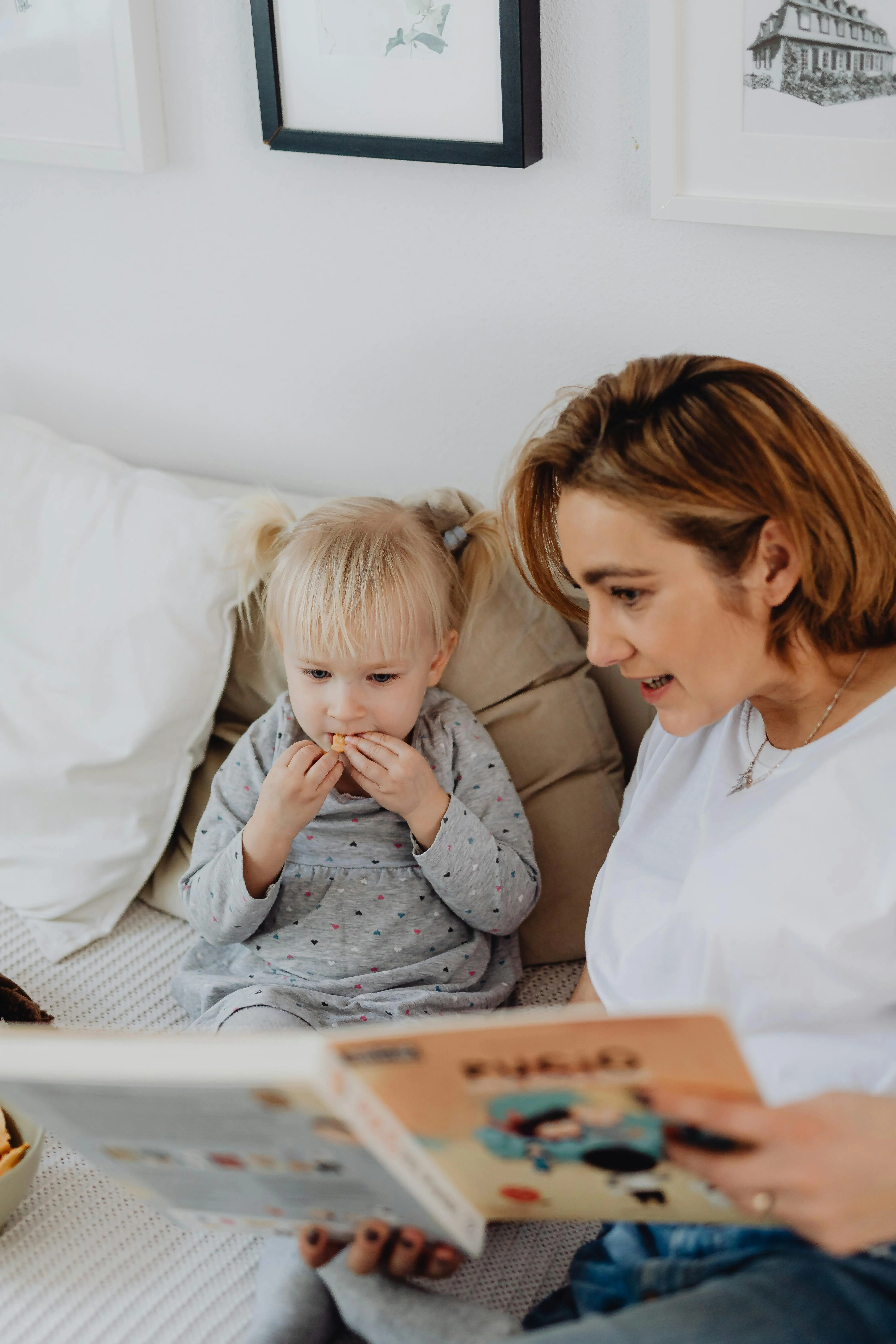 Profesional de la salud hablando a una niña
